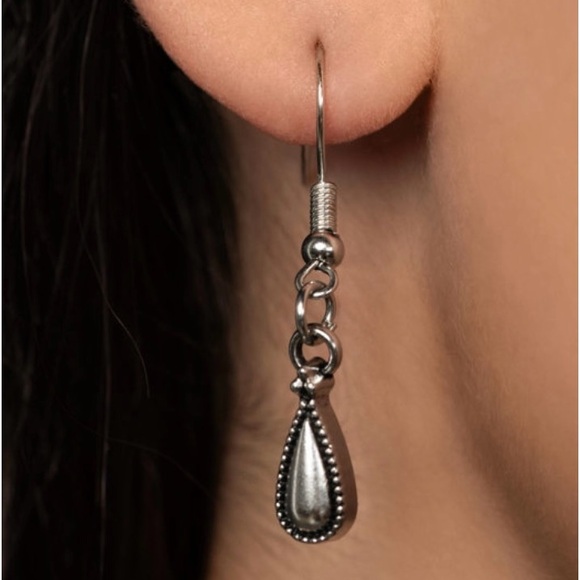 Fairest of the Festival - Black Necklace - Picture 3 of 3